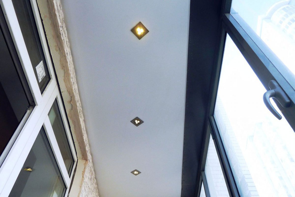 Потолки на балкон