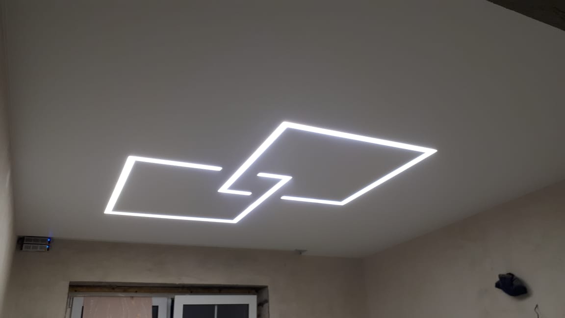 Потолки со световыми линиями